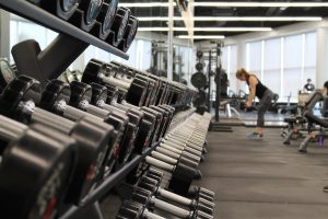 Trening na rowerze stacjonarnym dla seniorów: Ćwiczenia cardio przy minimalnym obciążeniu stawów